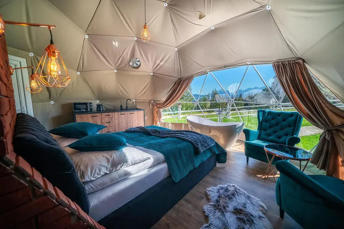 różne typy zakwaterowania hotel apartament hostel glamping