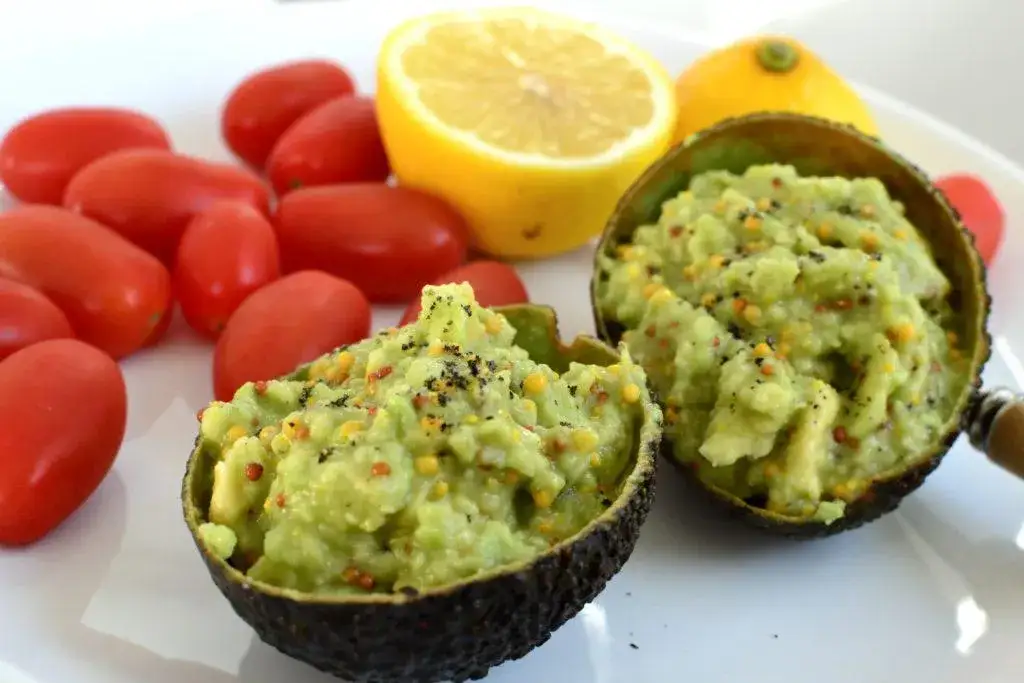 guacamole z warzywami do maczania