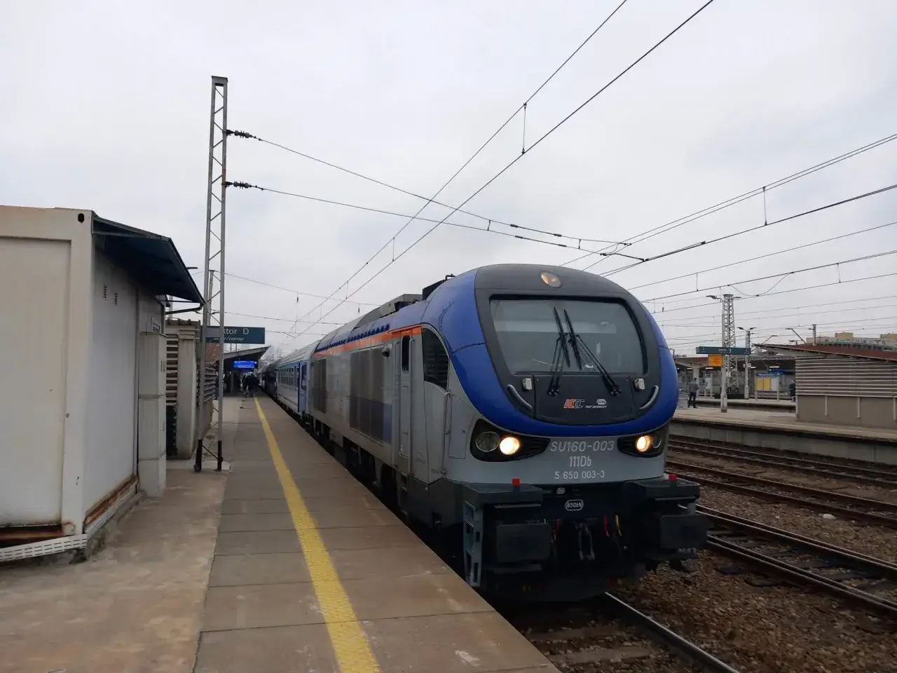 Pociąg TLK Biebrza na trasie do Kuźnicy Białostockiej czeka na pasażerów.