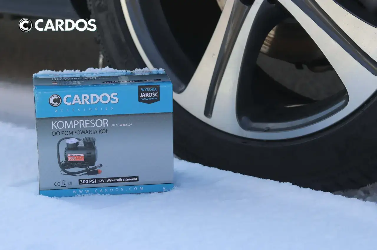 Kompresor Cardos do pompowania opon, gotowy do akcji w zimowych warunkach.