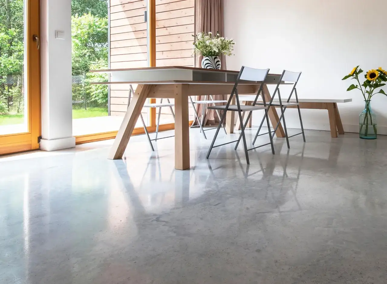 beton polerowany w salonie