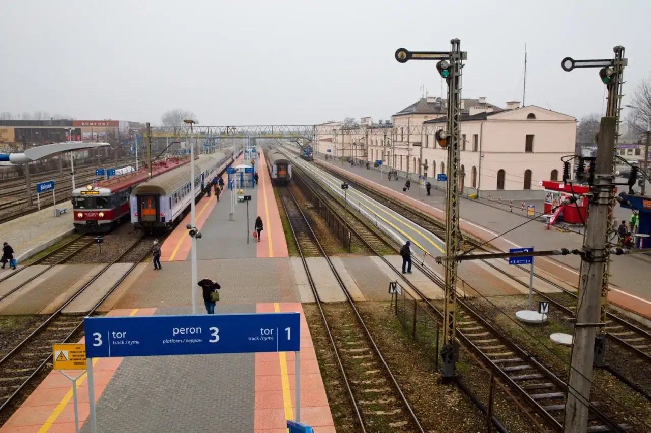 Stacja kolejowa, perony, pociągi. Czekamy na informację, kiedy jest zmiana rozkładu jazdy PKP.