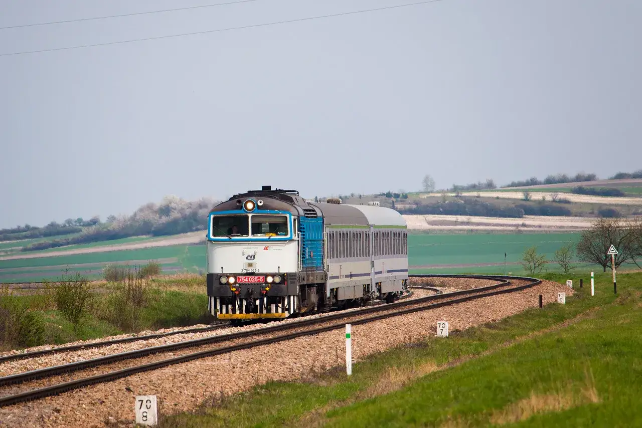 Pociąg TLK stare malowanie niebiesko-kremowe