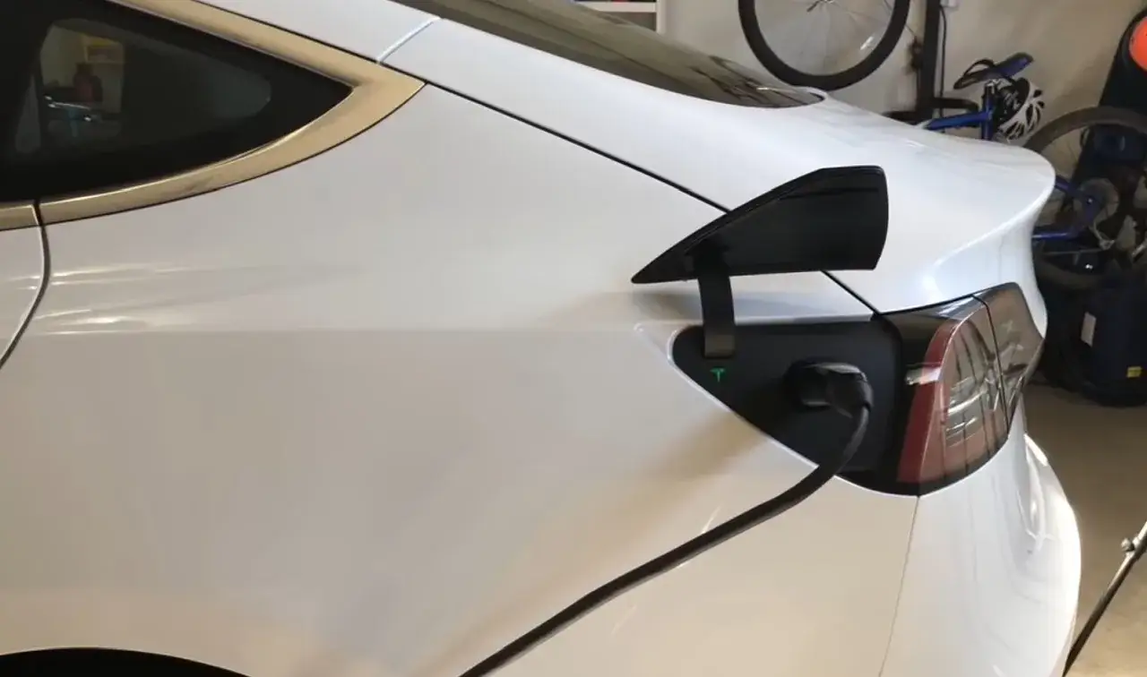 Ładowanie Tesli w domu i na Superchargerze