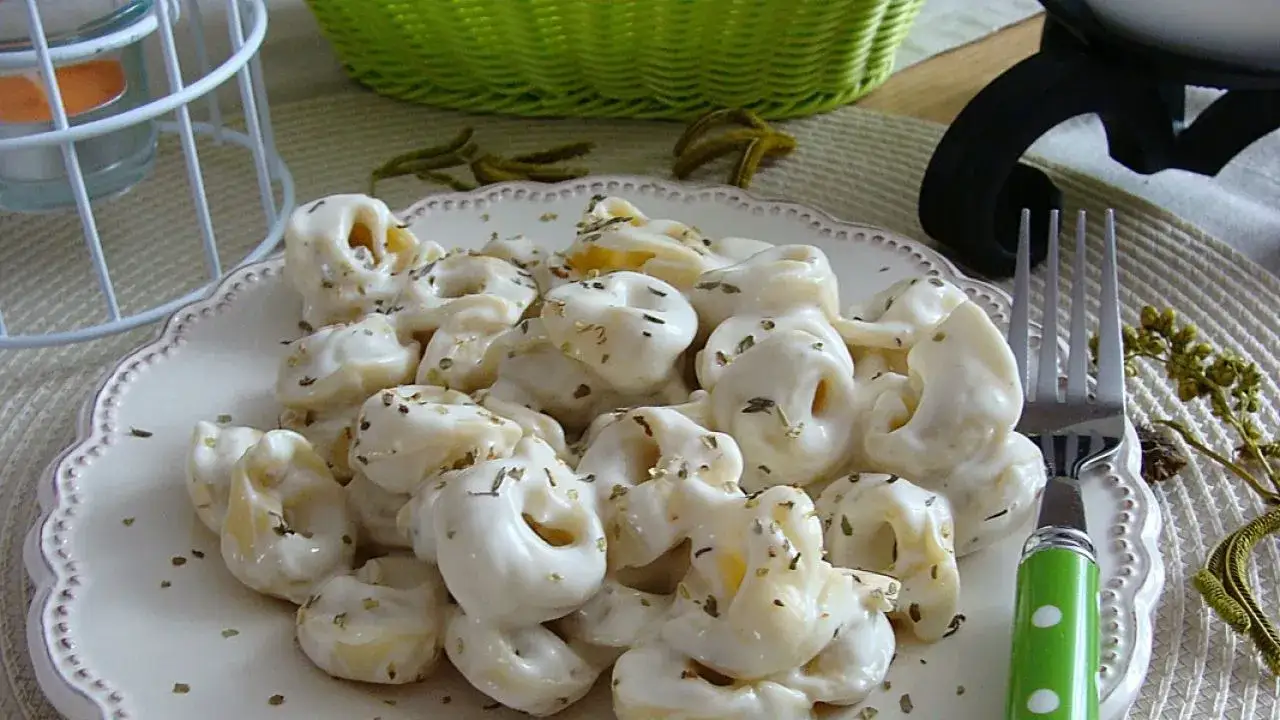 tortellini z sosem serowym gorgonzola i orzechami