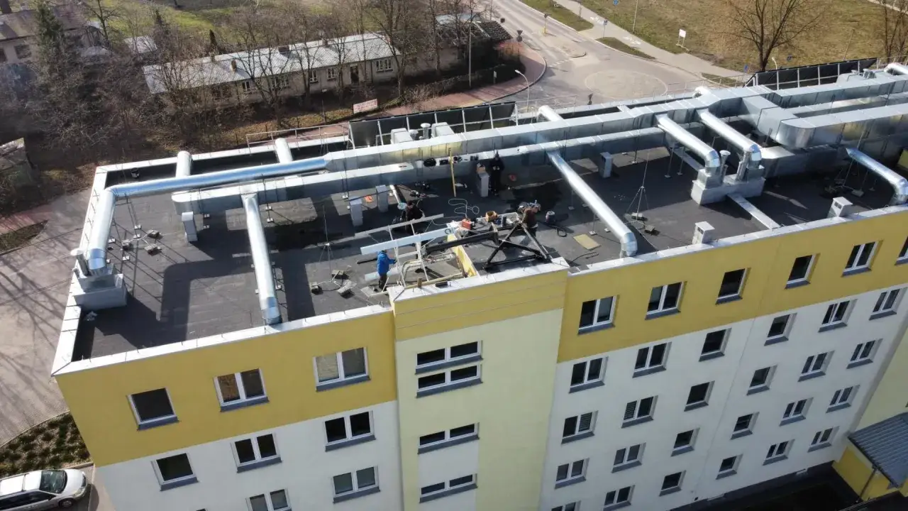 Instalacja wentylacyjna na dachu bloku mieszkalnego. Wkrótce pojawi się tu fotowoltaika w bloku, która zapewni ekologiczne ogrzewanie.