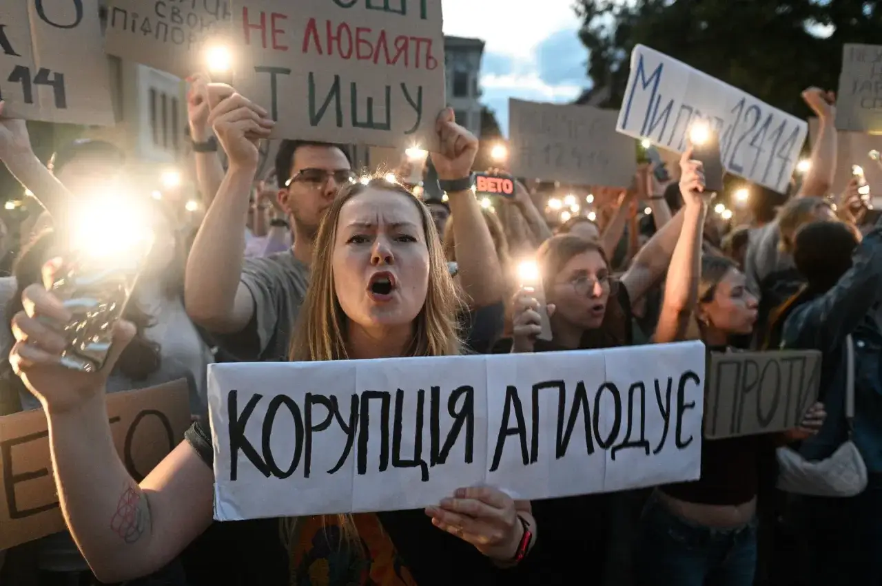 Protestujący domagają się ukarania urzędników, skandując 