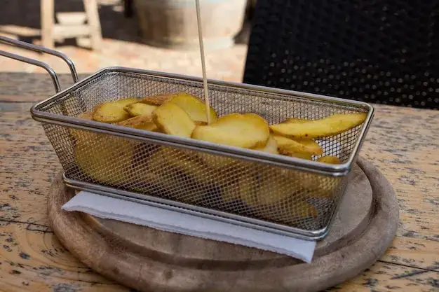 przygotowanie ziemniak&oacute;w na frytki płukanie osuszanie