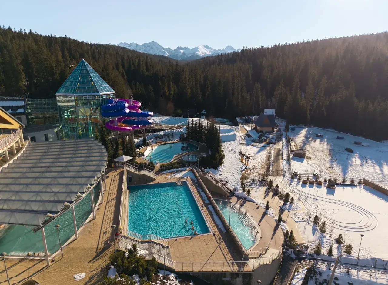 Termy Bania czy Bukowina? Z lotu ptaka widać baseny, zjeżdżalnie i ośnieżone szczyty Tatr. Idealne miejsce na zimowy relaks.