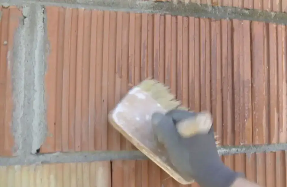 gruntowanie ściany przed klejeniem cegły dekoracyjnej