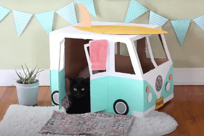 kreatywne pomysły na ozdabianie domk&oacute;w dla kot&oacute;w z kartonu