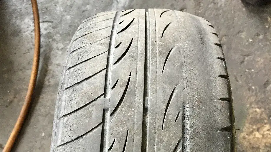 Nier&oacute;wnomierne zużycie bieżnika opony przepompowanej