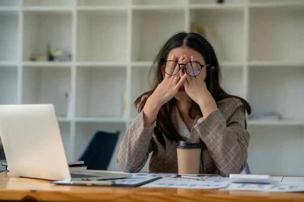Osoba zmęczona pracą i stresem