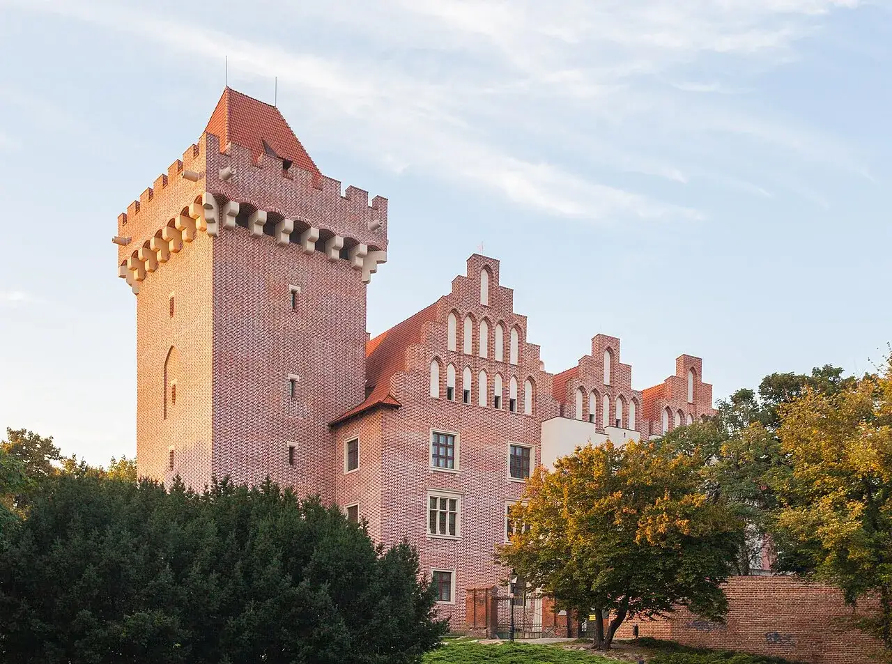 Zamek Kr&oacute;lewski Poznań przed i po odbudowie, por&oacute;wnanie
