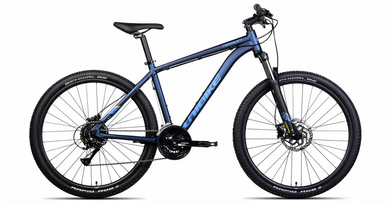 Granatowy rower g&oacute;rski Unibike Mission z niebieskim logo. Firma Unibike to polski producent rower&oacute;w.