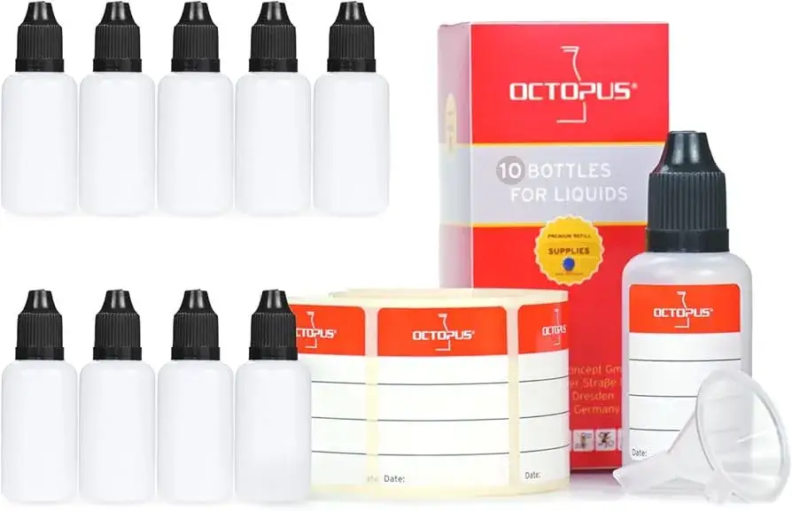 Butelki namaczane w wodzie z etykietami