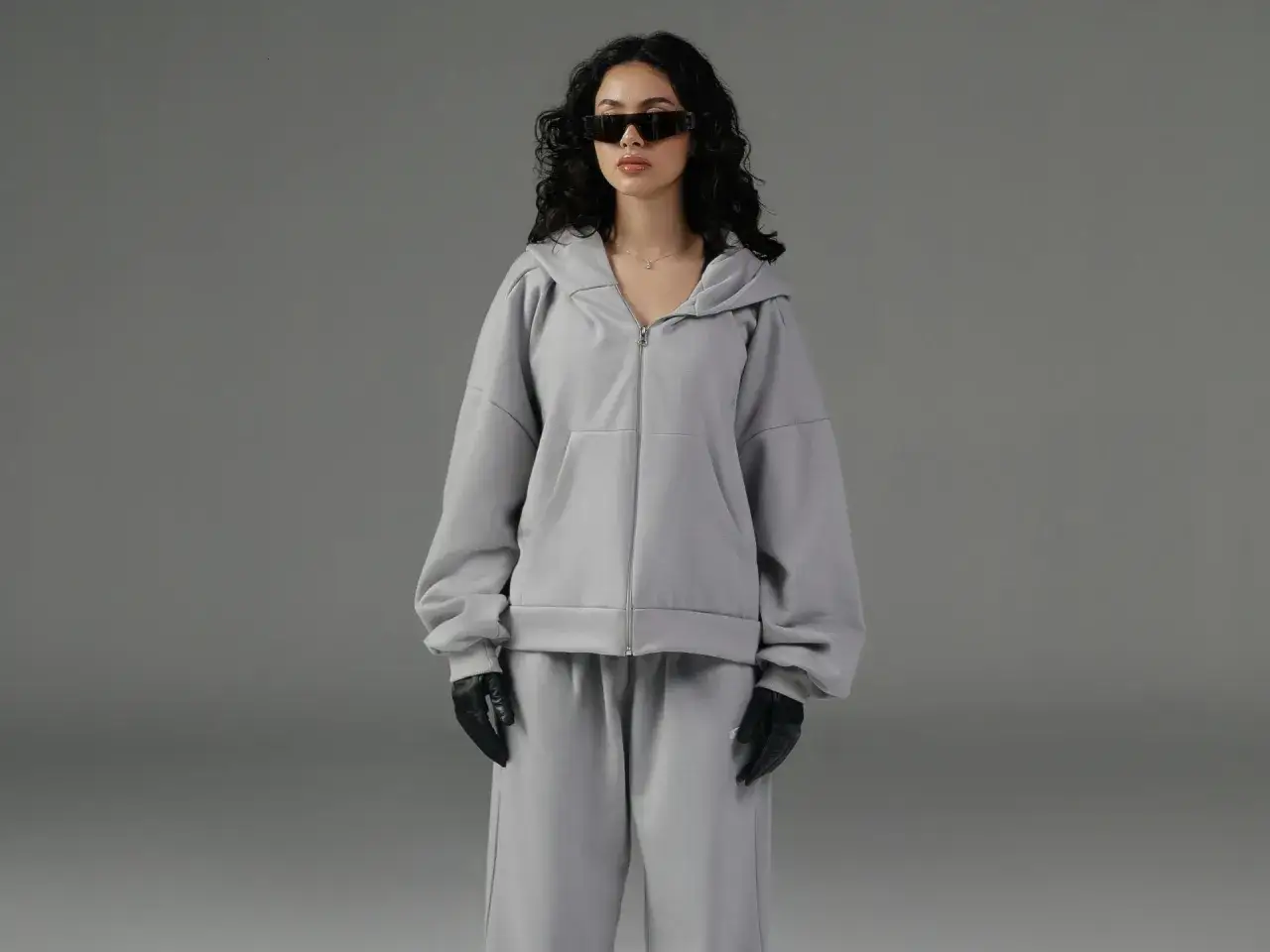 Szara bluza stylizacje uniwersalność