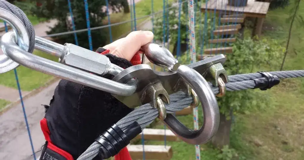 Sprzęt asekuracyjny park linowy i instruktor