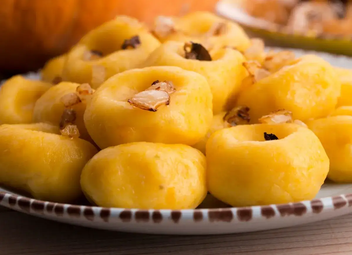 Kluseczki śląskie z dyni, pyszna alternatywa co zamiast maki ziemniaczanej do klusek śląskich. Podane z podsmażoną cebulką.