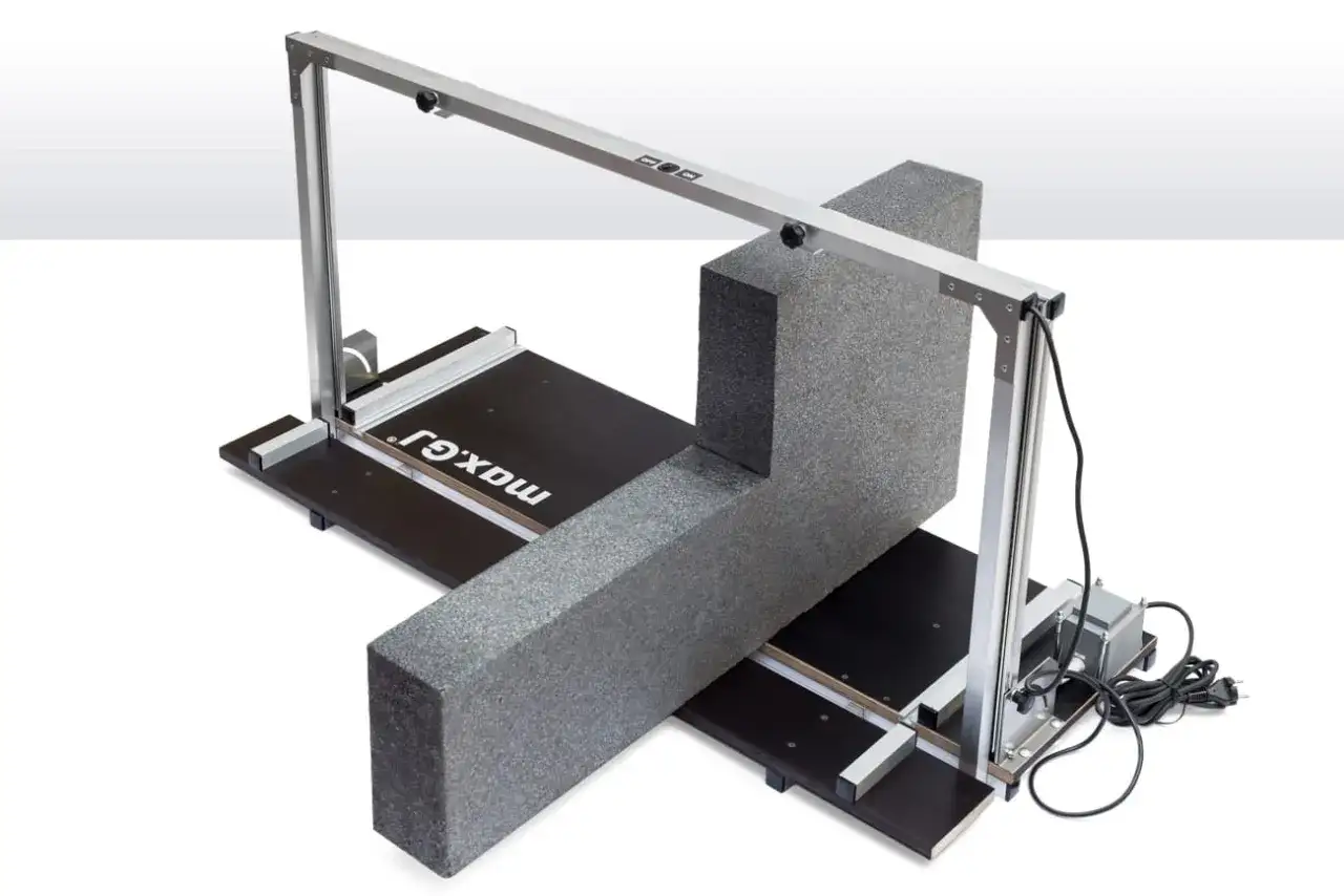 Precyzyjna przecinarka do styropianu z podgrzewanym drutem. Idealne narzędzie, by szybko i czysto ciąć styropian.