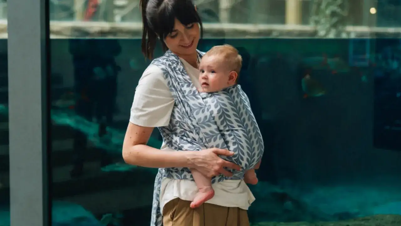 Rodzic uspokajający płaczące niemowlę w chuście