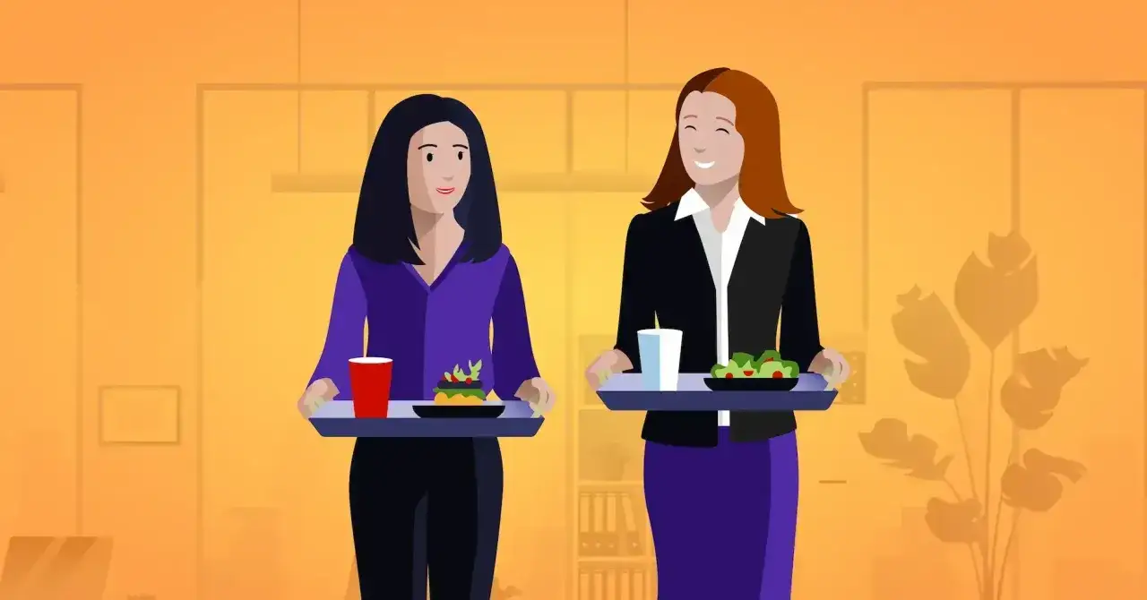 Dwie kobiety niosą tace z jedzeniem i napojami, szukając najlepszych firm oferujących catering dla biur w dużych miastach.