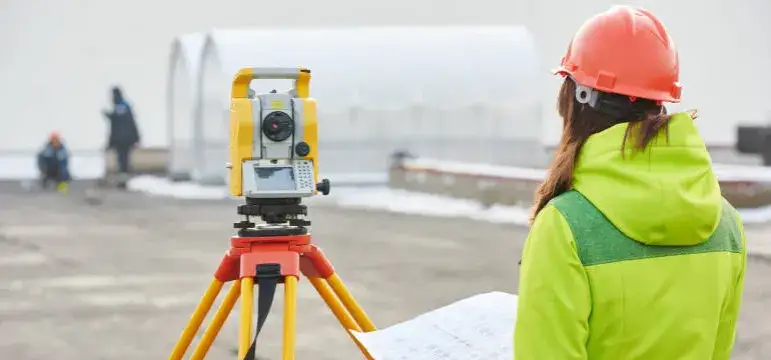 Geodeta w pracy, sprzęt geodezyjny