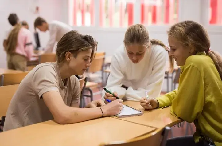 Uczniowie na zajęciach z doradztwa zawodowego w szkole