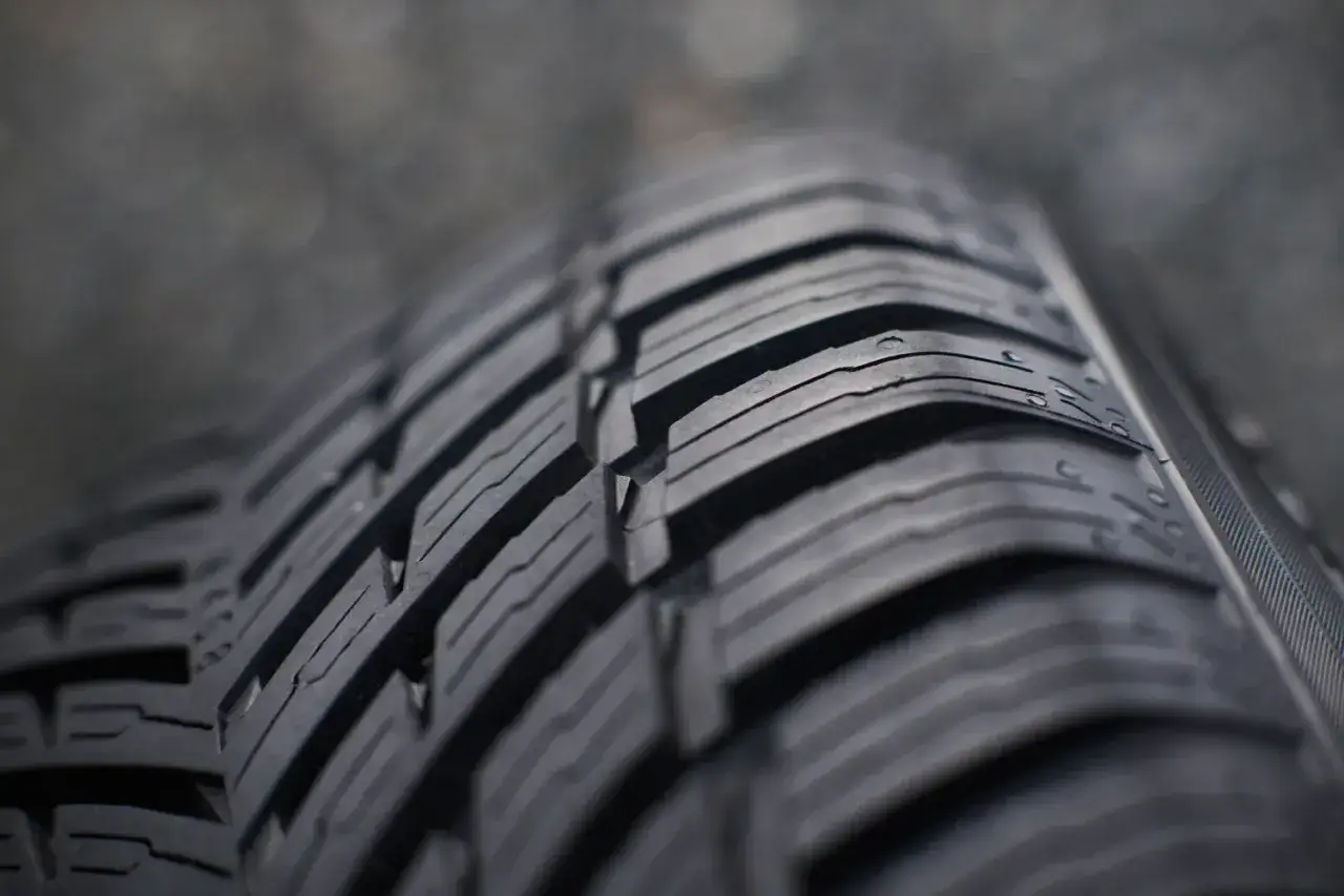 Nowe opony letnie mają głęboki bieżnik, zapewniający przyczepność. Zobacz, ile bieżnika mają nowe opony letnie.