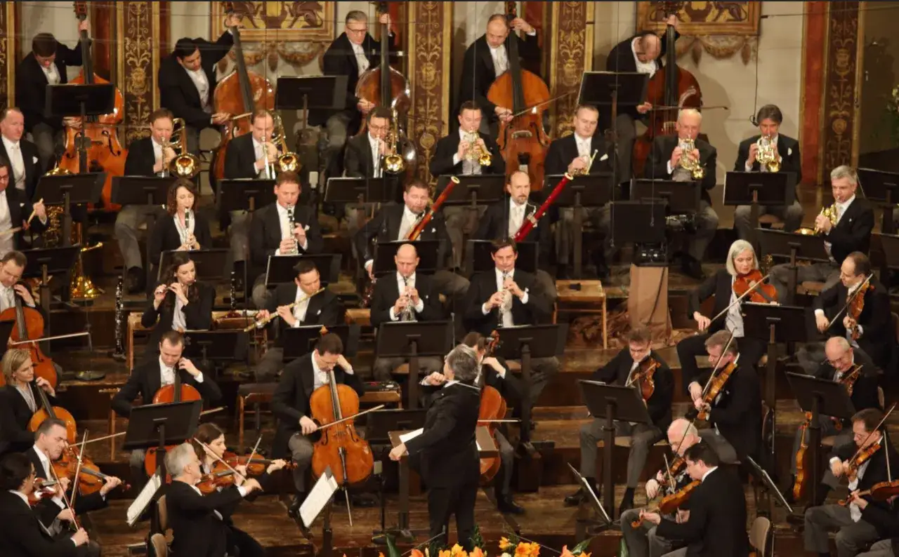 Orkiestra Filharmoników Wiedeńskich w Złotej Sali Musikverein podczas Koncertu Noworocznego