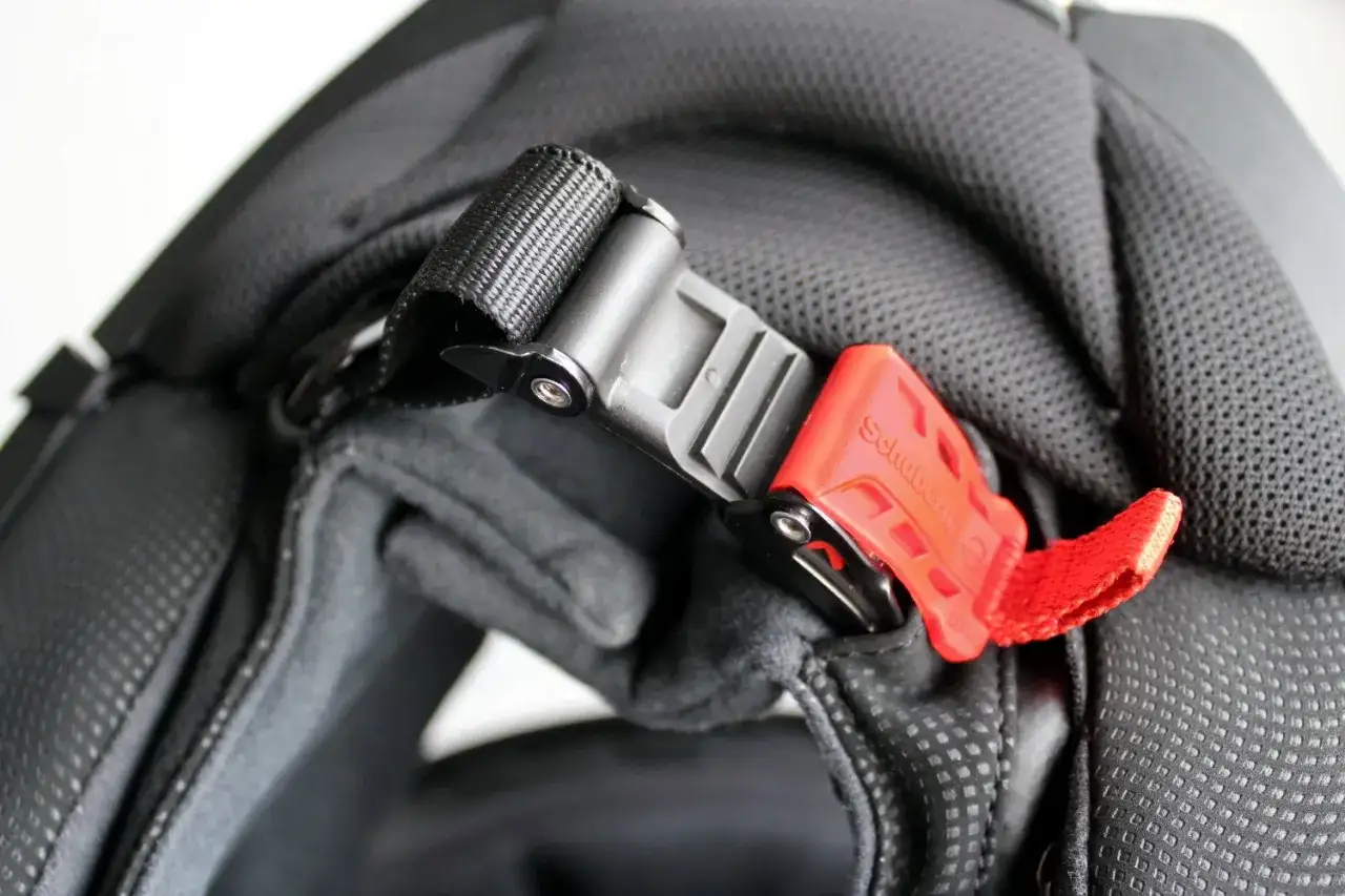 motocyklista zapinający kask