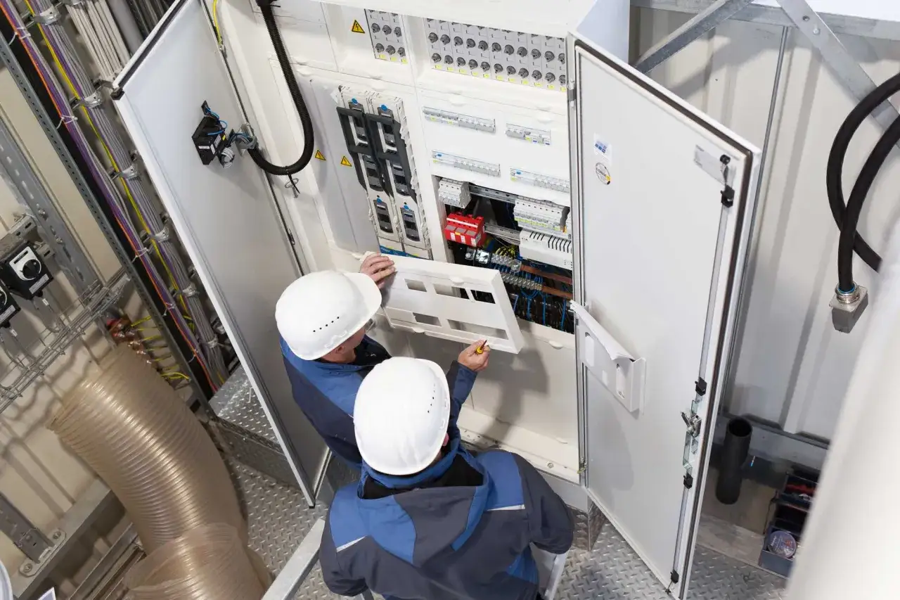 Pomocnik elektryka w pracy, Niemcy, instalacje elektryczne