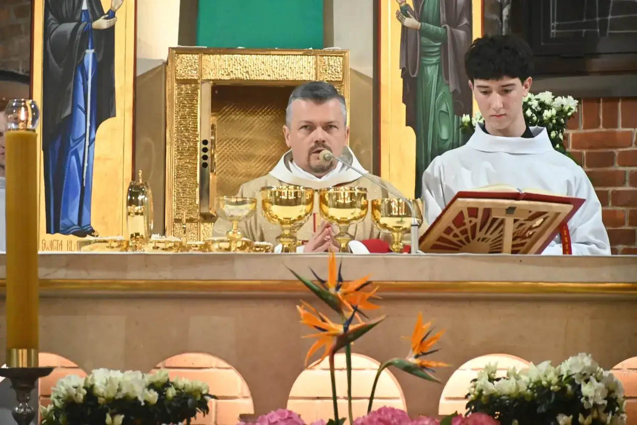 Kapłan i ministrant podczas mszy. Zastanawiasz się, ile trwa wigilia paschalna?