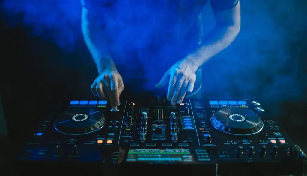 różne typy DJ-ów w akcji