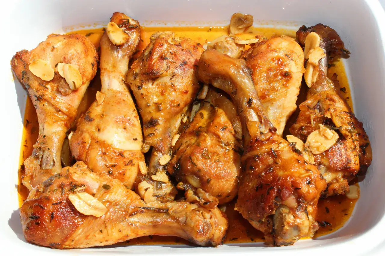 Soczyste udka z kurczaka pieczone z czosnkiem i ziołami. Idealne, by dowiedzieć się, jak upiec udka z kurczaka żeby były soczyste.