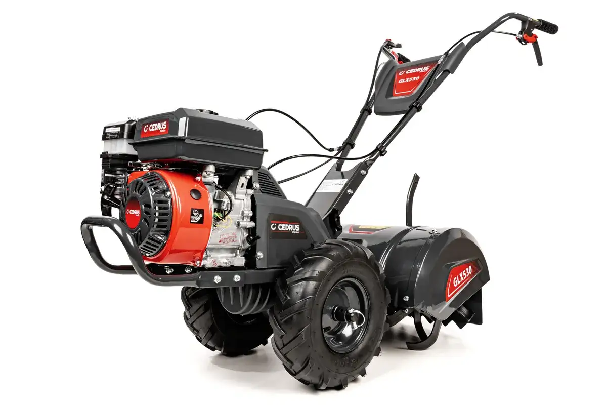 Glebogryzarka spalinowa Cedrus GLX530 z czerwonym silnikiem i czarnymi kołami, gotowa do pracy w ogrodzie.
