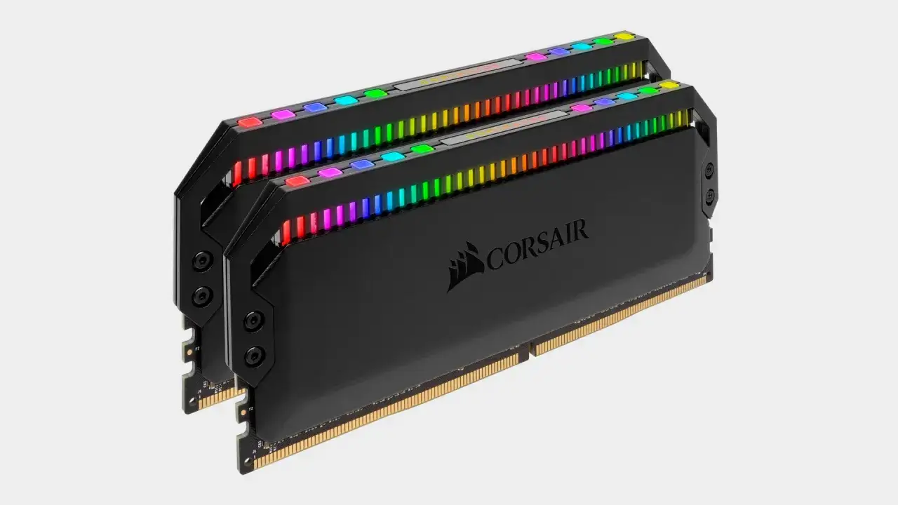 Dwa moduły pamięci RAM Corsair Dominator Platinum RGB. Czy 16GB RAM wystarczy do gier w obecnych czasach?