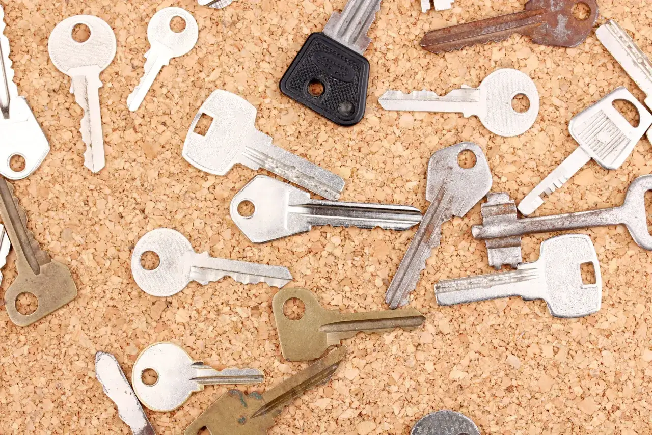 Zastanawiasz się, ile kosztuje dorobienie zwykłego klucza? Na zdjęciu widać różne rodzaje kluczy, od prostych po bardziej skomplikowane.