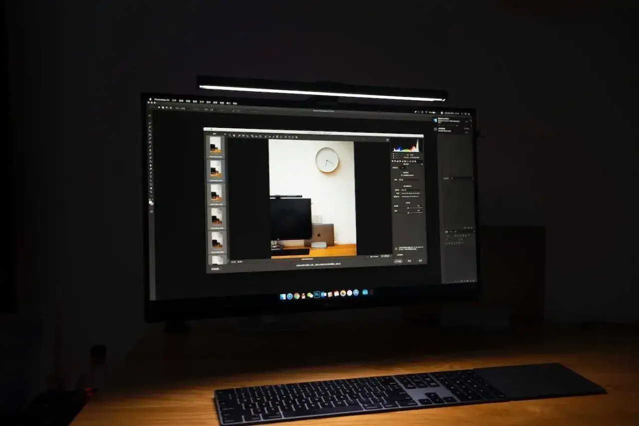 Profesjonalny komputer dla fotografa, z monitorem wyświetlającym program do edycji zdjęć, klawiaturą i panelem dotykowym.