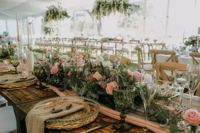 elegancko nakryty st&oacute;ł na sali weselnej