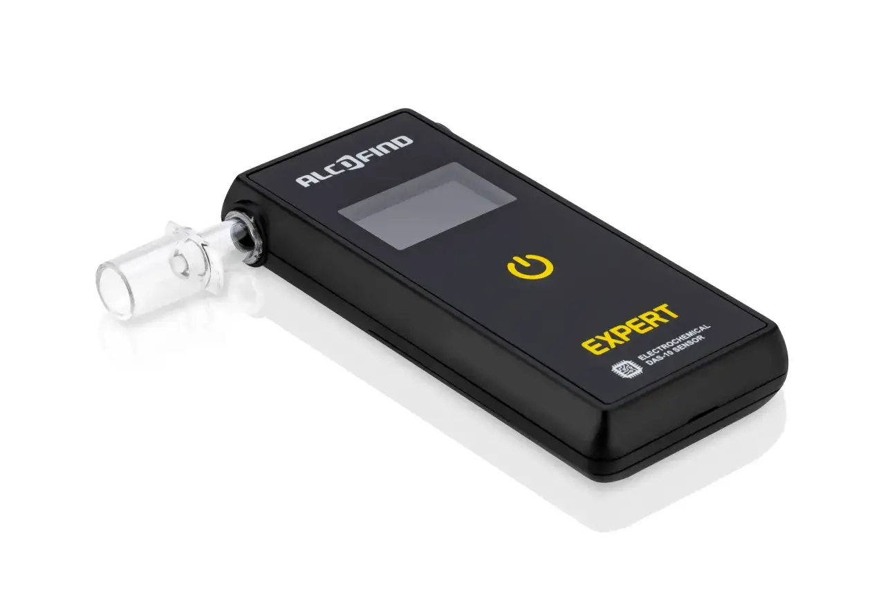 Alcofind Expert - precyzyjny alkomat z sensorem elektrochemicznym, który co neutralizuje alkohol w wydychanym powietrzu.