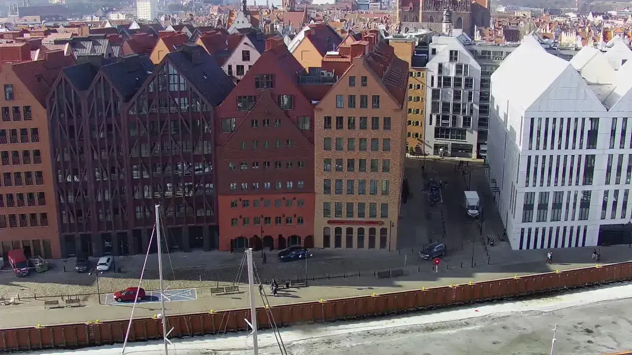 Urokliwe kamienice nad wodą, idealne na weekendowy city break. W tle widać fragmenty miasta.