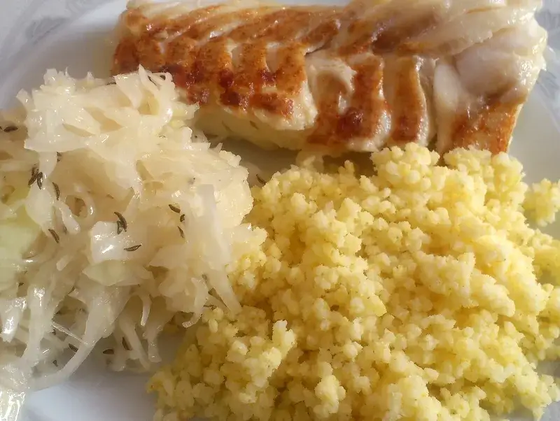 Kasza jaglana surowa i ugotowana