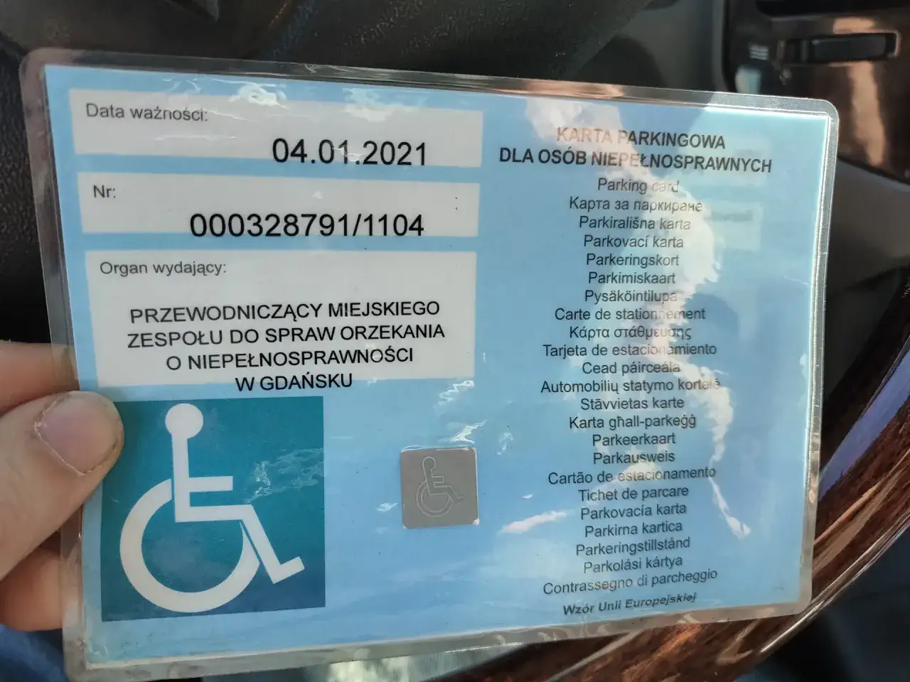 Karta parkingowa dla osób niepełnosprawnych, wydana w Gdańsku. Umożliwia parkowanie bez kolejki zgodnie z ustawą.