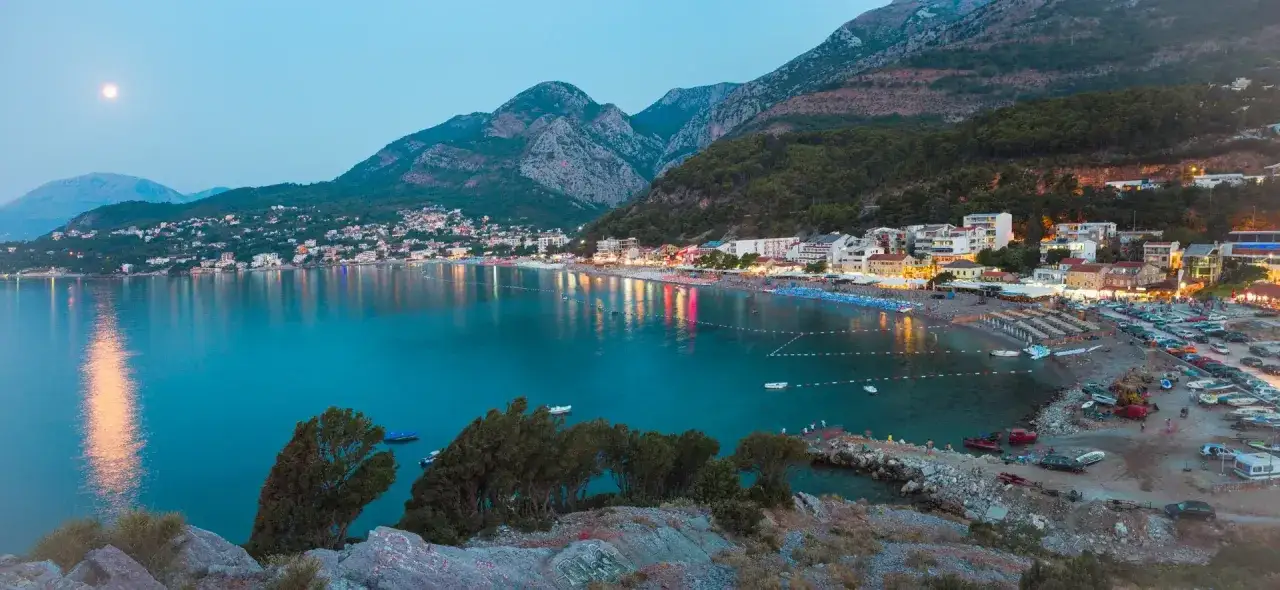 Wieczorne Sutomore: plaża, morze i g&oacute;ry tworzą malowniczy krajobraz. Liczne sutomore atrakcje czekają na turyst&oacute;w.