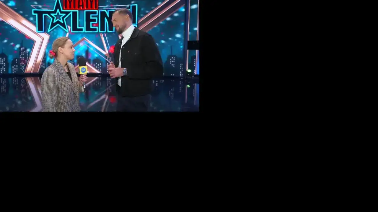 Kobieta z mikrofonem pyta mężczyznę o to, które gwiazdy mają ukryte talenty niezwiązane z show-biznesem.