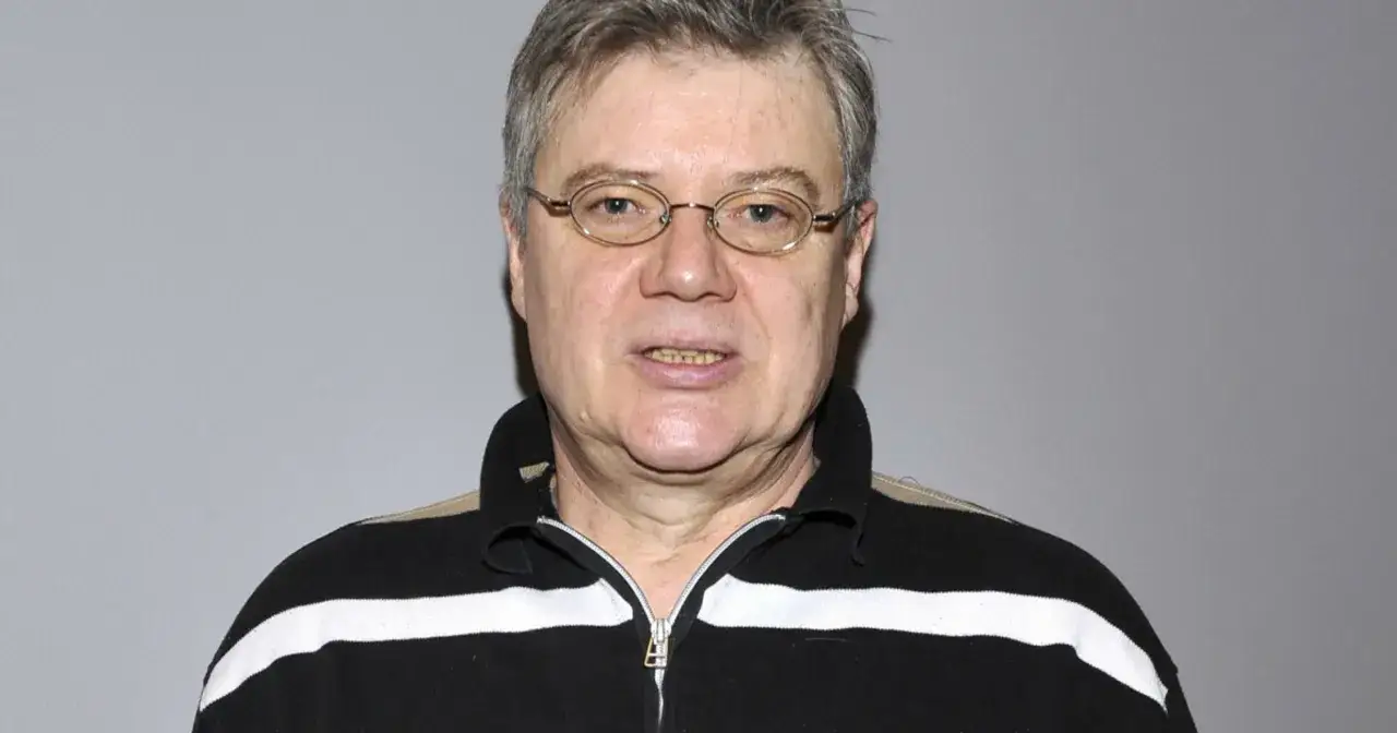 Mirosław Konarowski w okularach, w bluzie w pasy. Jego życie prywatne budzi zainteresowanie.