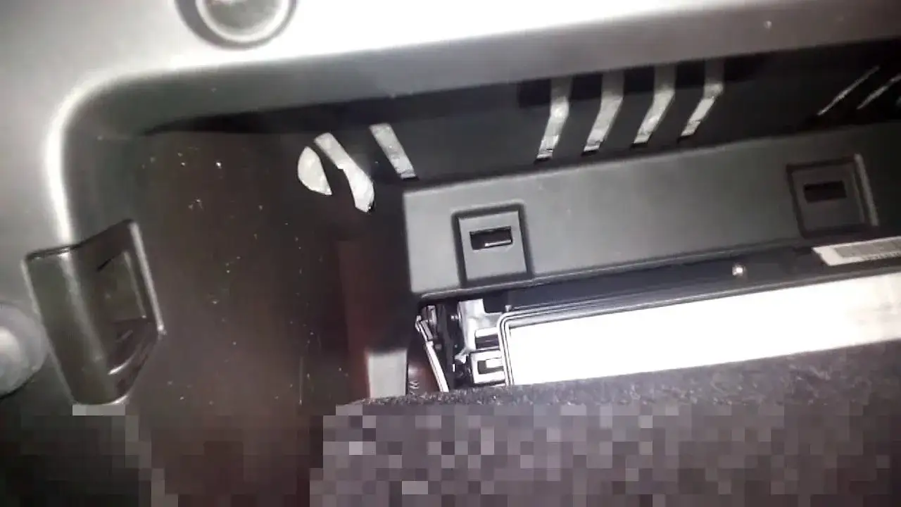 narzędzia do wymiany filtra kabinowego Jeep Cherokee KJ