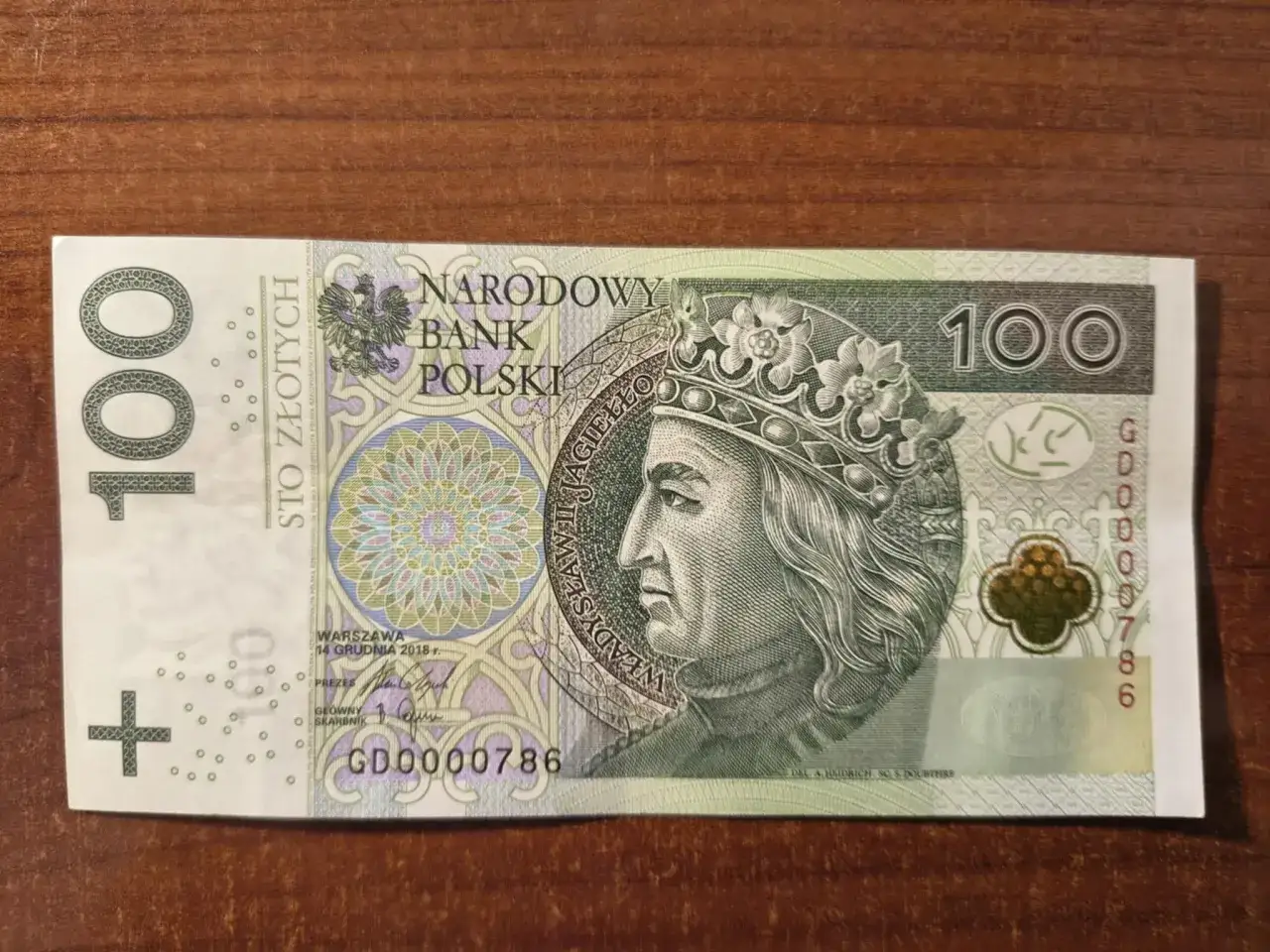 Sto złotych z wizerunkiem Władysława Jagiełły. Jak wyprostować banknot, by wyglądał jak nowy?