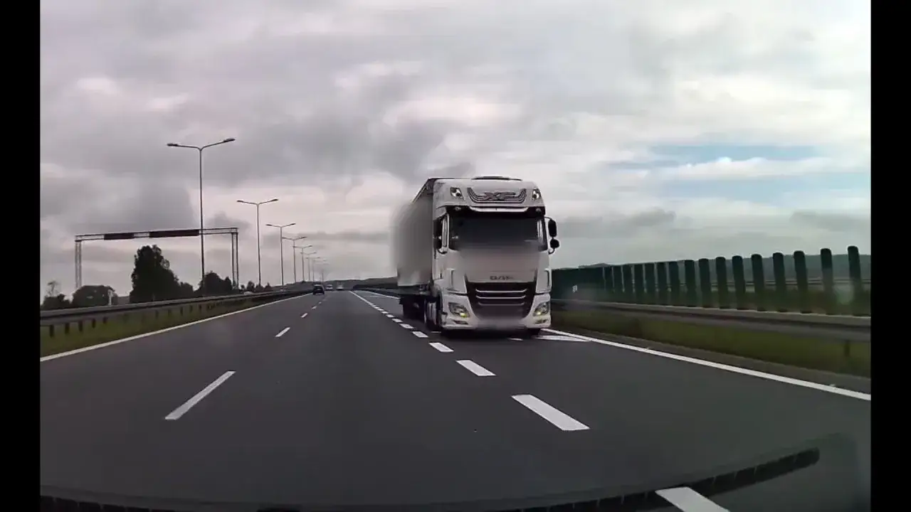 Ciężarówka na drodze ekspresowej